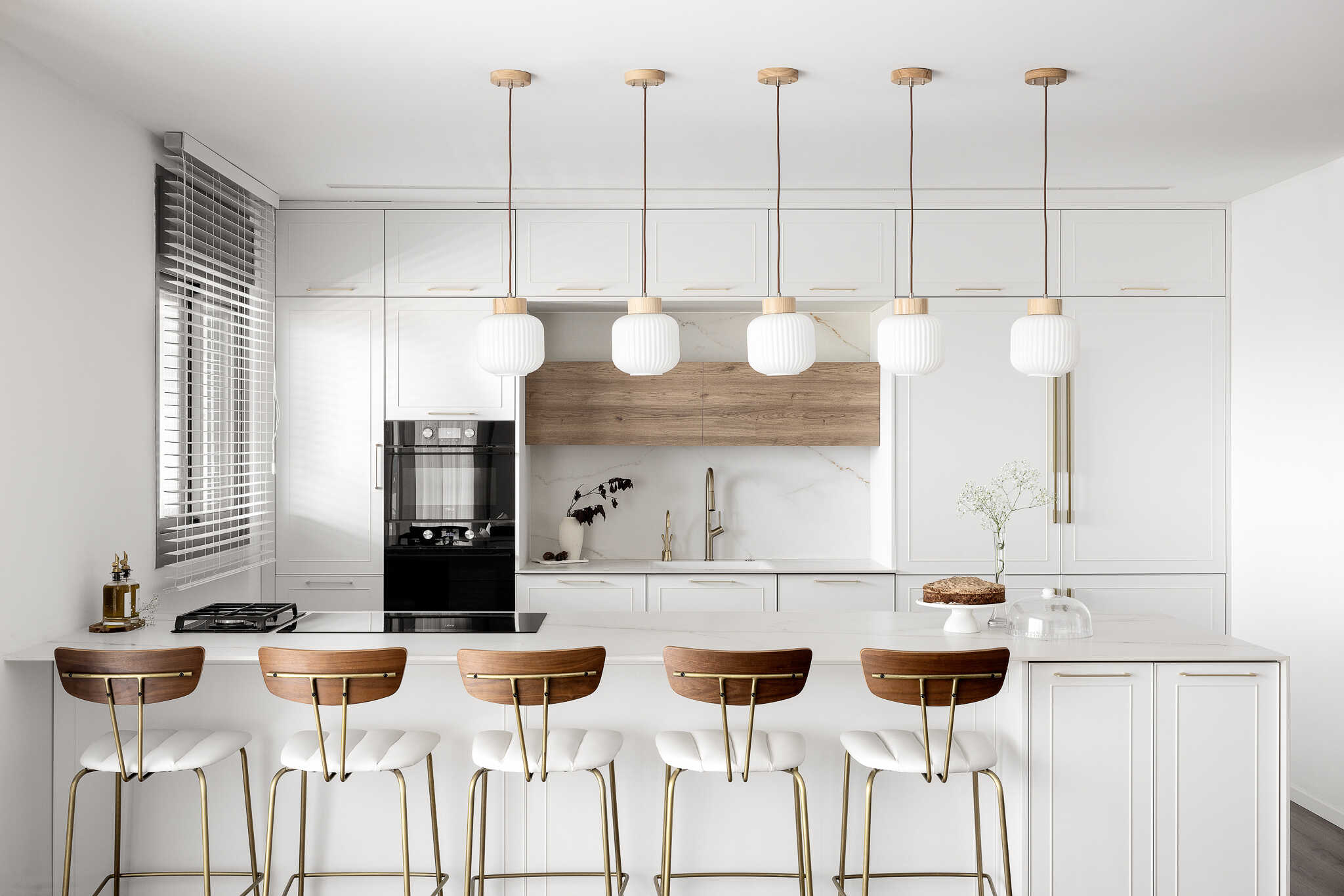 איריס סוכר מעצבת צלם אורן עמוס מטבח לבן עם עץ מטבח קלאסי3 optimized