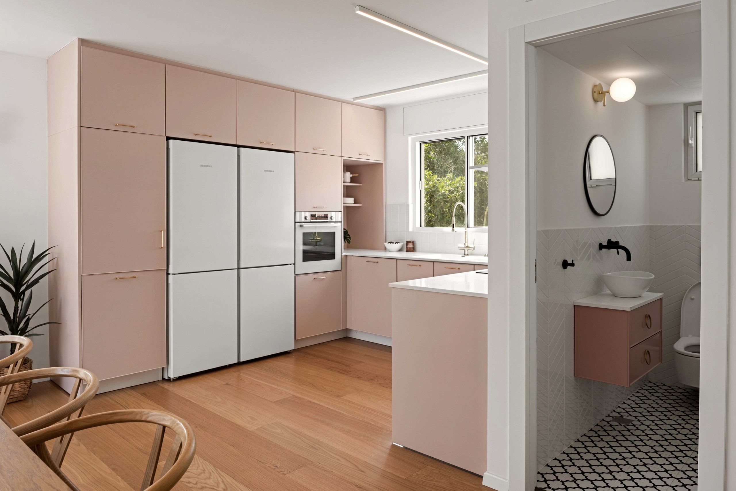 מטבח ורוד מעצבת יעל ליכנשטיין בשיתוף הבית של עידה צלם אודי גורן 4 optimized