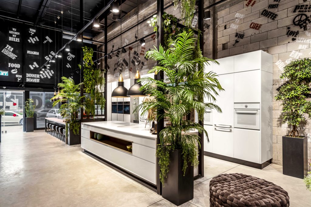 אולם תצוגה סניף הדקל מטבח לבן עם עץ